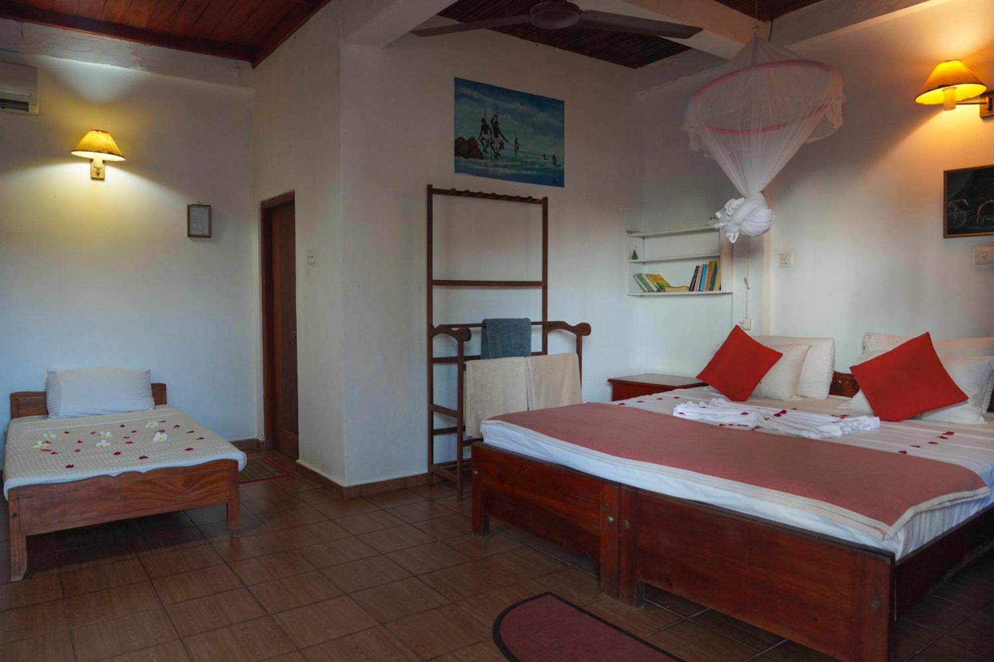 Shanthi Beach Resort Unawatuna Exteriör bild