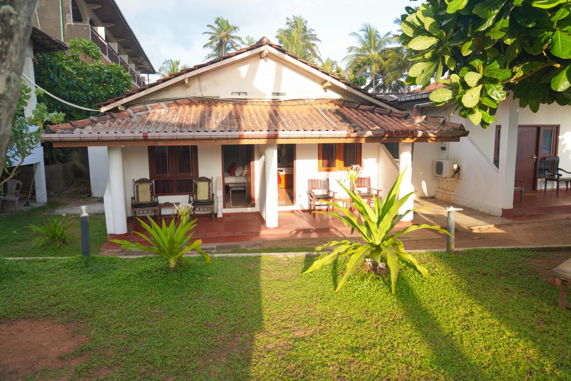 Shanthi Beach Resort Unawatuna Exteriör bild