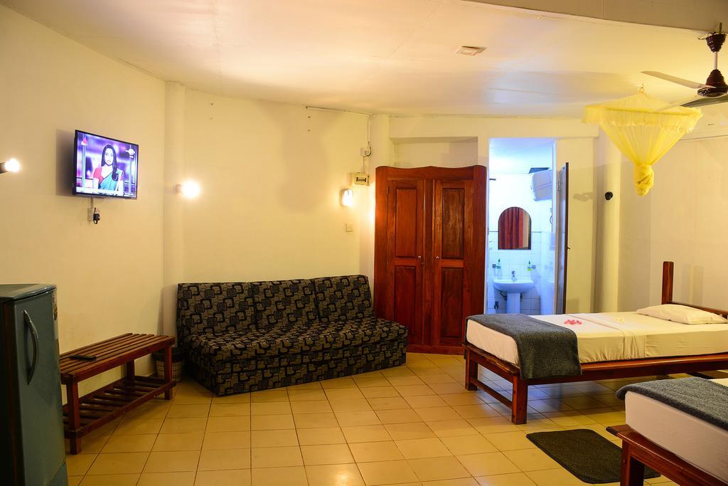 Shanthi Beach Resort Unawatuna Exteriör bild