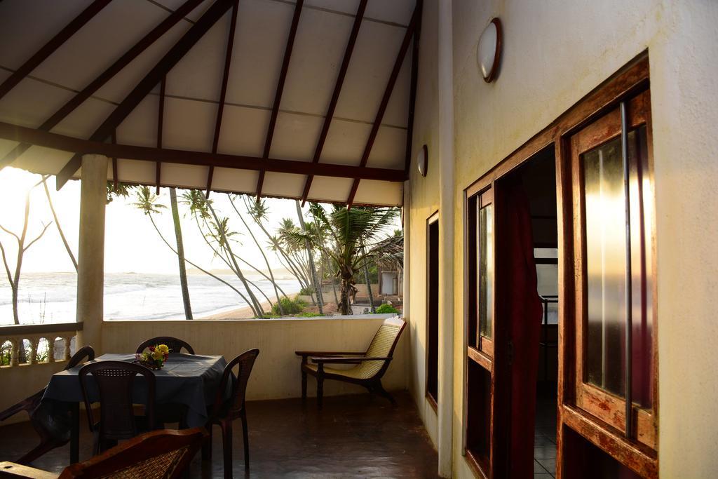 Shanthi Beach Resort Unawatuna Exteriör bild