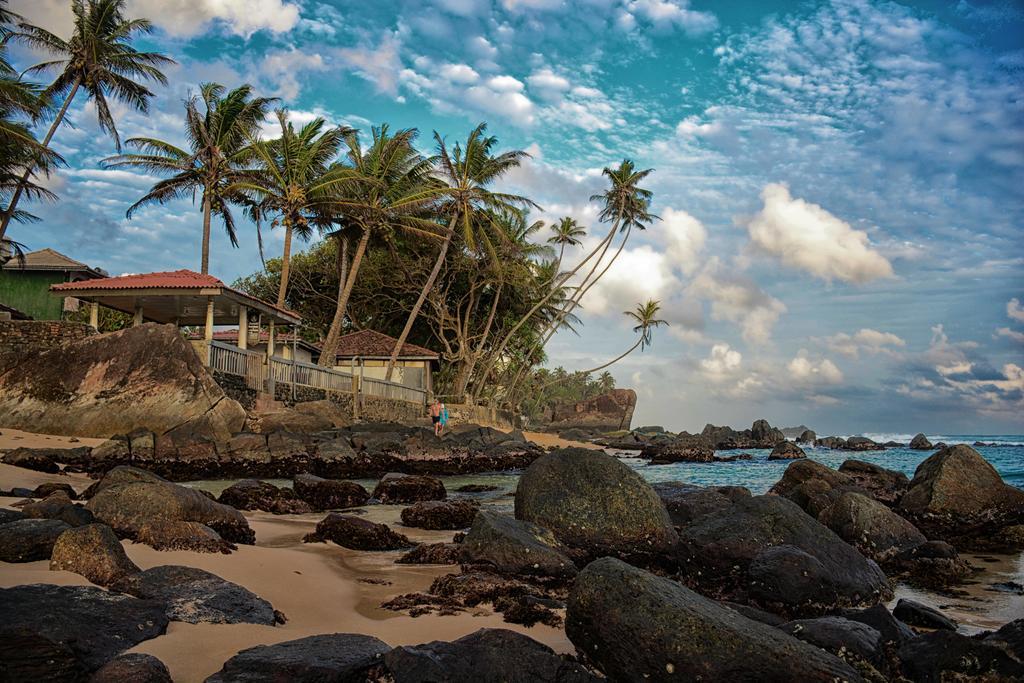 Shanthi Beach Resort Unawatuna Exteriör bild